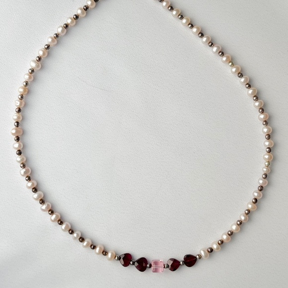 Freshwater pearl, sterling, garnet hearts and swarovski crystal necklace - Picture 2 of 3